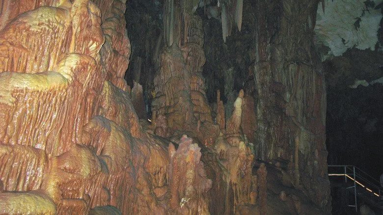 Intérieur de la grotte de Petralona