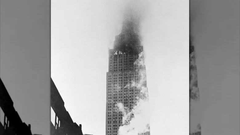 Empire State Building en flammes avec de la fumée noire après le crash d'avion
