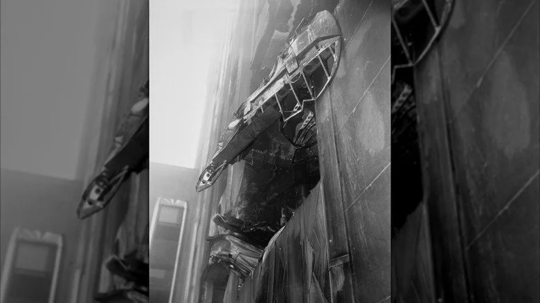 Restes du bombardier B-25 encastré dans l'Empire State Building