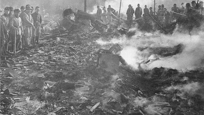 Maison en flammes à Tokyo après le raid Doolittle