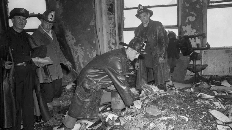 Des pompiers fouillent les débris du crash dans l'Empire State Building