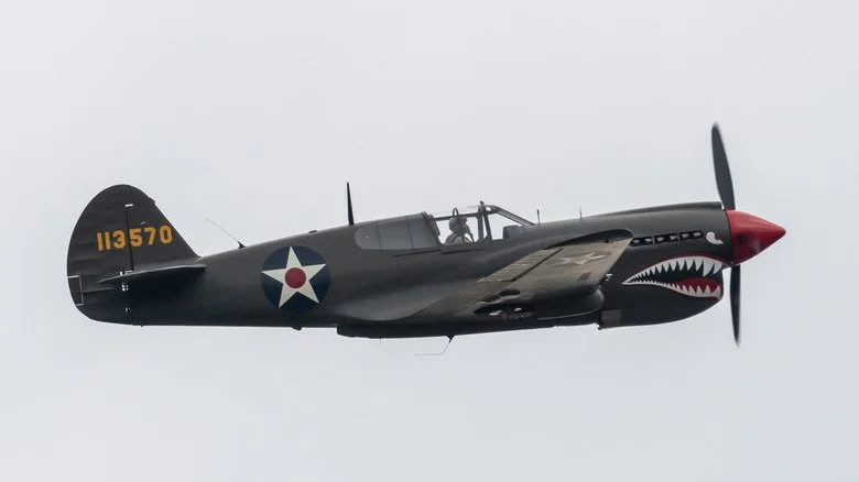 Le Curtiss P-40 prêt au décollage