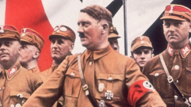 Hitler entouré par des officiers nazis