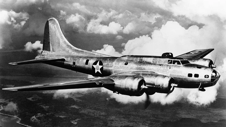 B-17E volant à travers les nuages