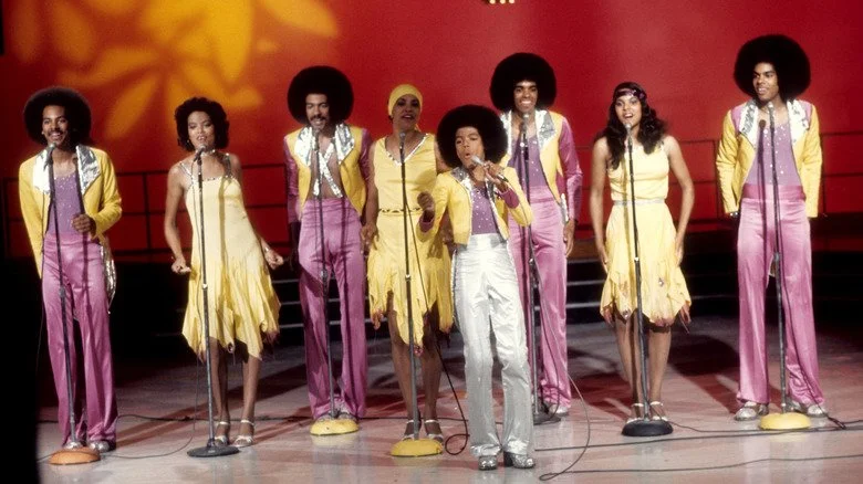 The Sylvers en tenues jaunes et violettes sur scène