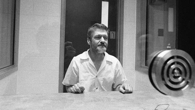 L'Unabomber derrière une paroi vitrée en prison