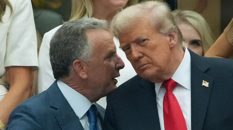 Steve Witkoff parlant près de Donald Trump