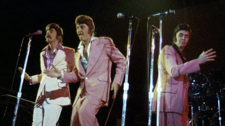 Three Dog Night sur scène en costumes lilas dans les années 1970