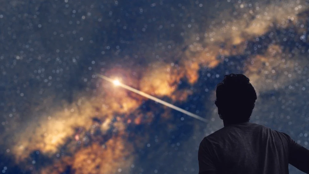 astronome regardant l'espace