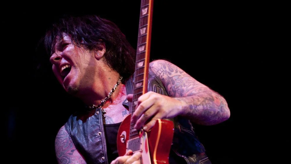 Tracii Guns jouant de la guitare