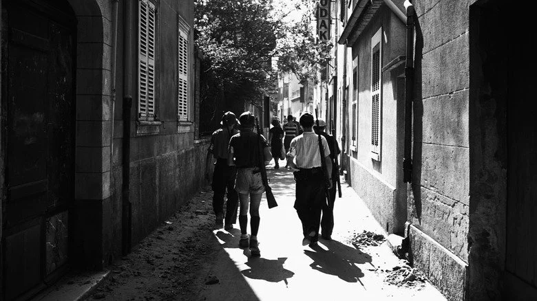 Quatre membres de la résistance française, dos tournés à la caméra, 1944