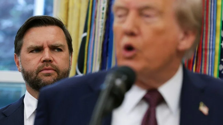 JD Vance derrière Trump dans le Bureau ovale