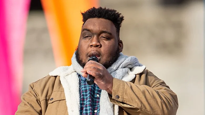 Willie Spence chantant sur un char d’un défilé