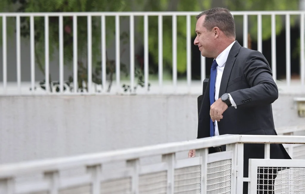 Bolsonaro affirme avoir tenté de brûler son bracelet électronique