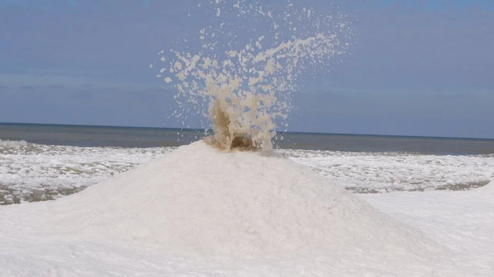 Des Volcans de Glace Étonnants sur les Plages du Michigan