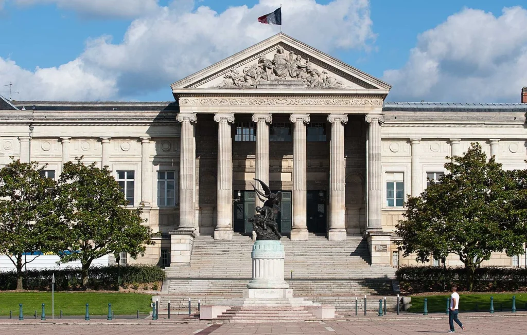 Deux-Sèvres: un trentenaire condamné pour violences devant sa fille