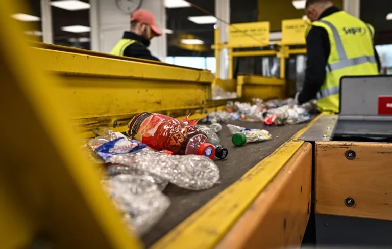 Écraser les bouteilles en plastique au tri : faut-il ?