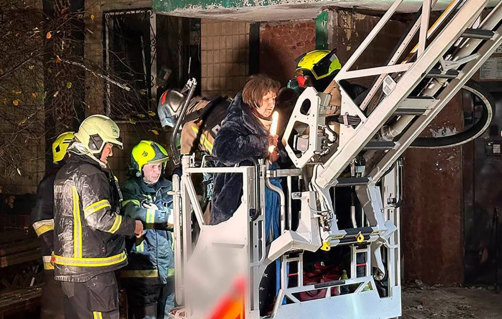 Guerre en Ukraine: 4 morts, Zelensky appelle durcir les sanctions