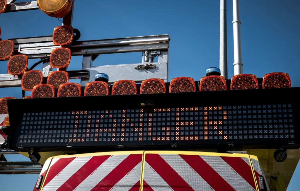 Oise : Poids lourd chavire en évitant une collision frontale