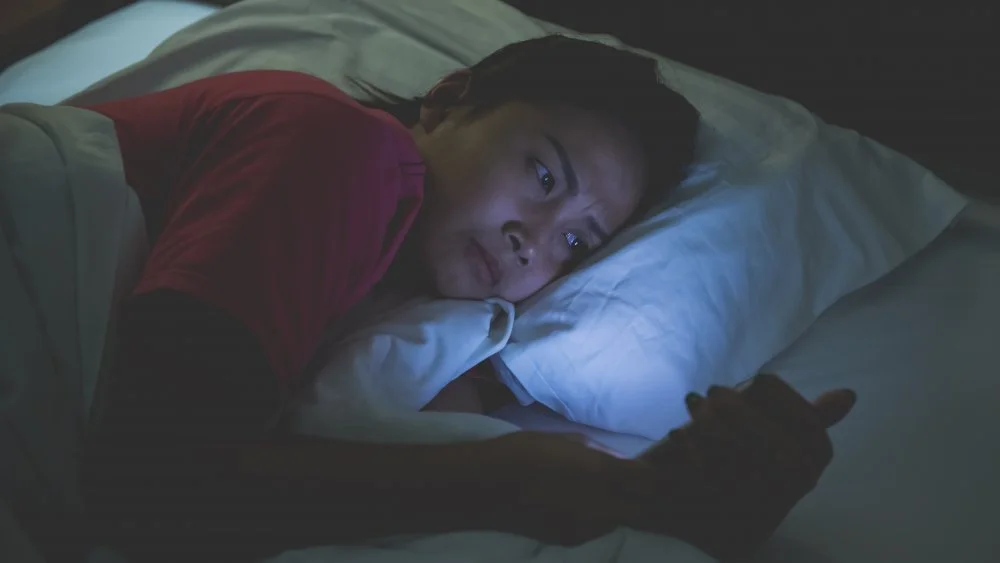 Pourquoi ne pas dormir avec son smartphone : les risques pour le cerveau