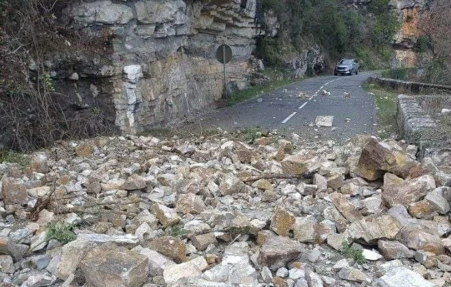 Vaucluse: bloc rocheux se décroche sur une route à Orange