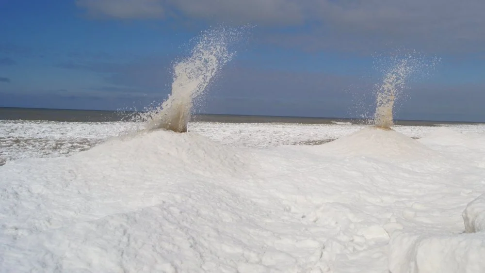 Cône naturel formé par un écoulement d'eau sous la glace