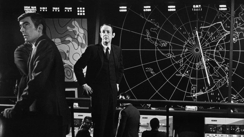 Des responsables gouvernementaux écoutant les décrets de Colossus