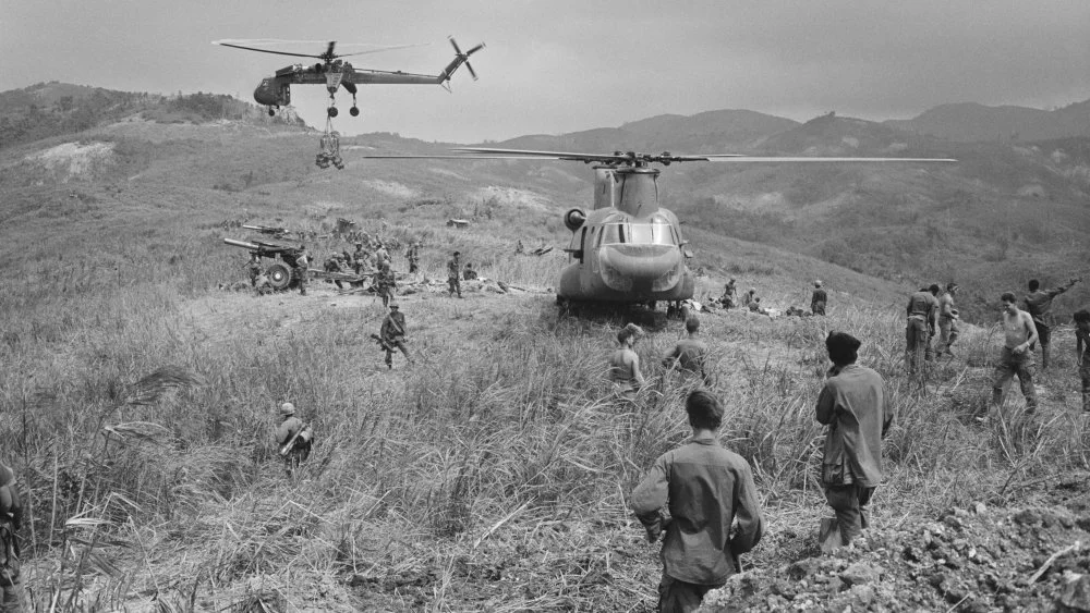 Soldats américains se mettent à couvert dans des tranchées durant la guerre du Vietnam