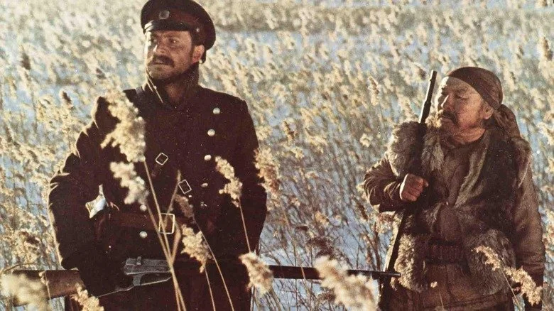 Dersu et Arsenyev scrutant le paysage