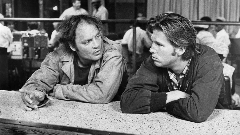 Tully et Ernie en conversation au bar