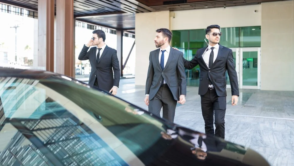 Agents de protection marchant ensemble