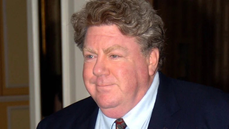 George Wendt en costume et cravate