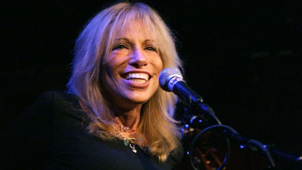 Carly Simon souriante