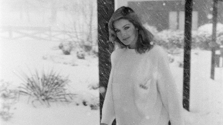 Priscilla Presley dans la neige à Graceland