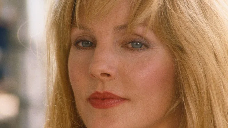 Priscilla Presley pose sur un plateau