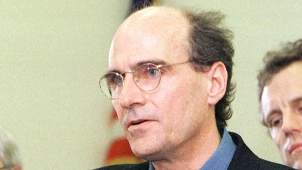 James Taylor regard sérieux