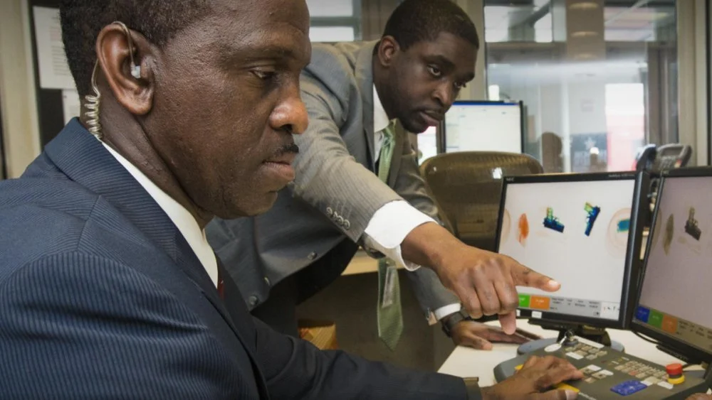 Agents de protection devant des ordinateurs