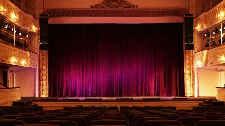 Scène de théâtre éclairée par la rampe