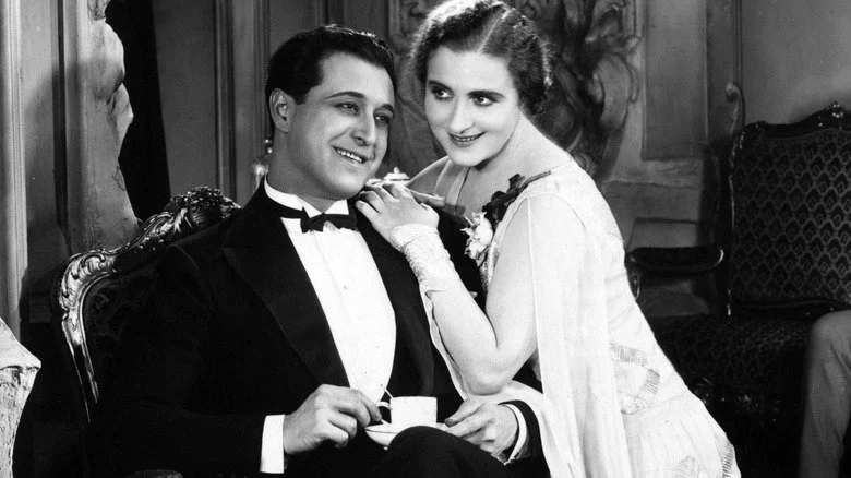 Un couple riche des années 1920 chez eux