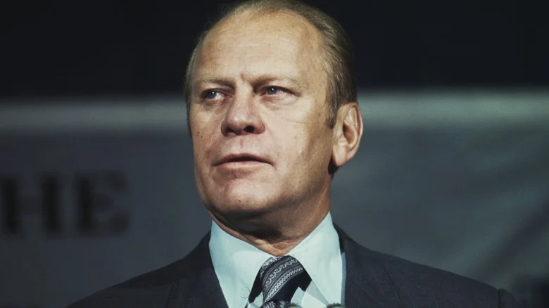 Gerald Ford regardant au-dessus pendant un discours