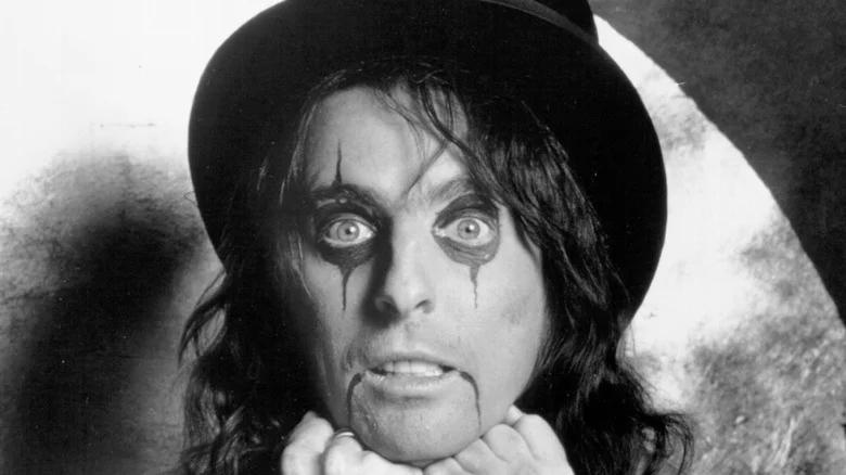 Alice Cooper posant avec un haut-de-forme vers 1970
