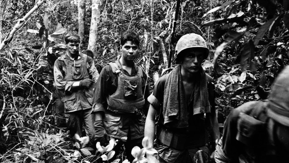 soldats en patrouille au Vietnam