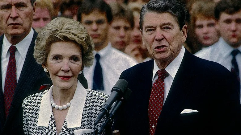 Nancy Reagan aux côtés de Ronald Reagan lors d'un discours