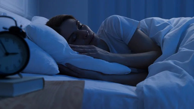 Personne endormie dans un lit la nuit