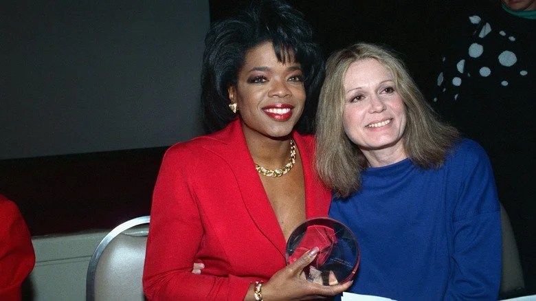 Oprah recevant un prix du Ms. Magazine de Gloria Steinem