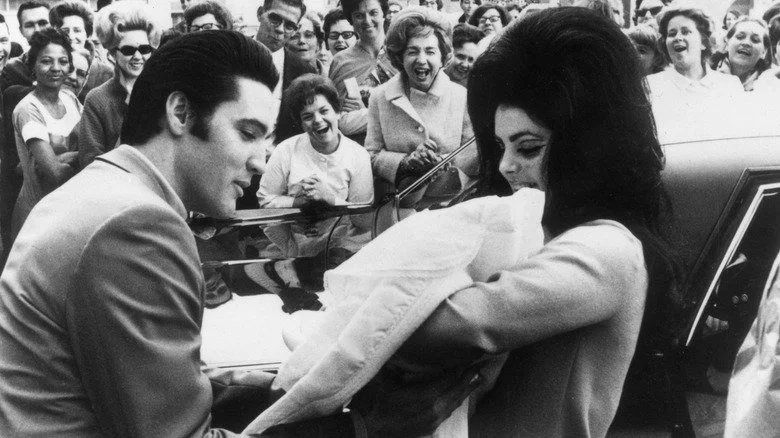 Elvis et Priscilla tenant Lisa Marie