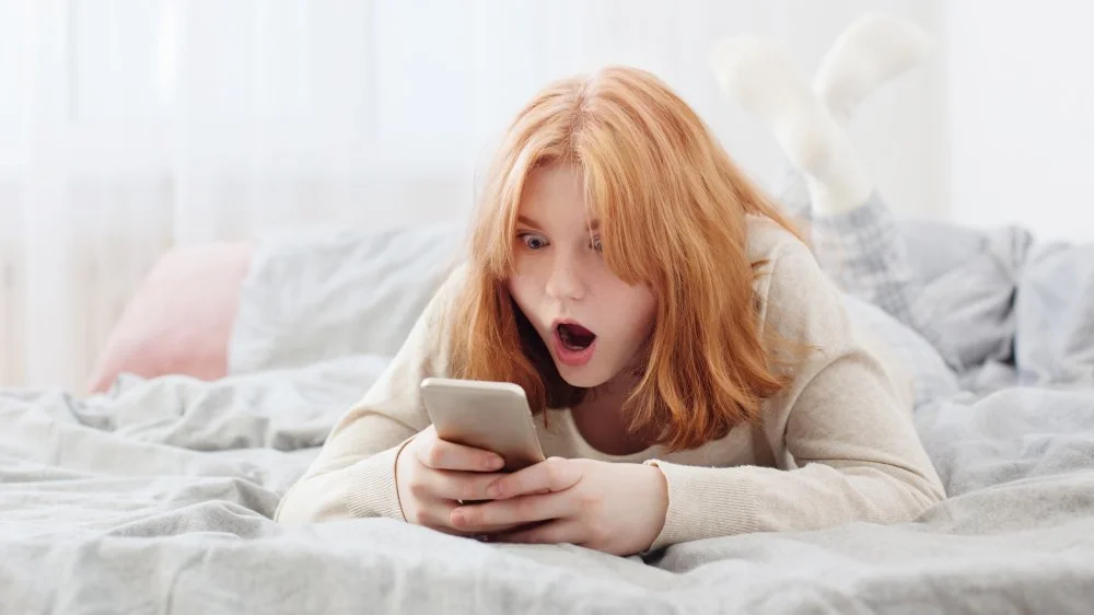 Smartphones posés à côté d'un lit