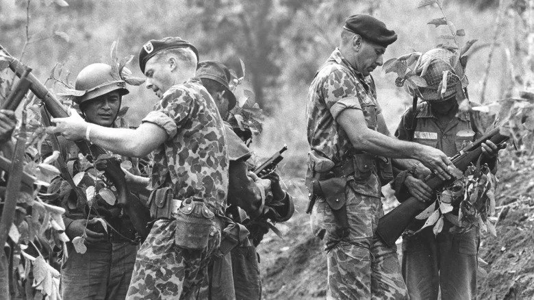 Des membres des Forces spéciales entraînant des soldats sud‑vietnamiens
