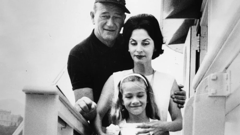 John Wayne et Pilar Pallete