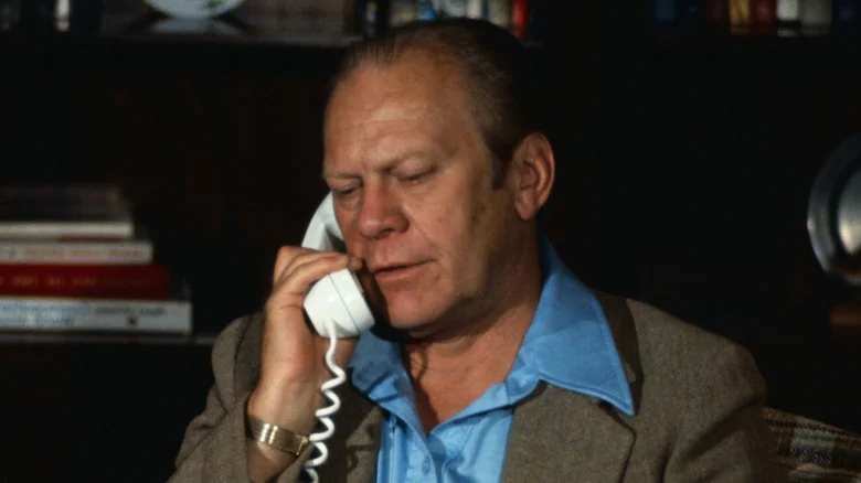 Gerald Ford parlant au téléphone en 1975